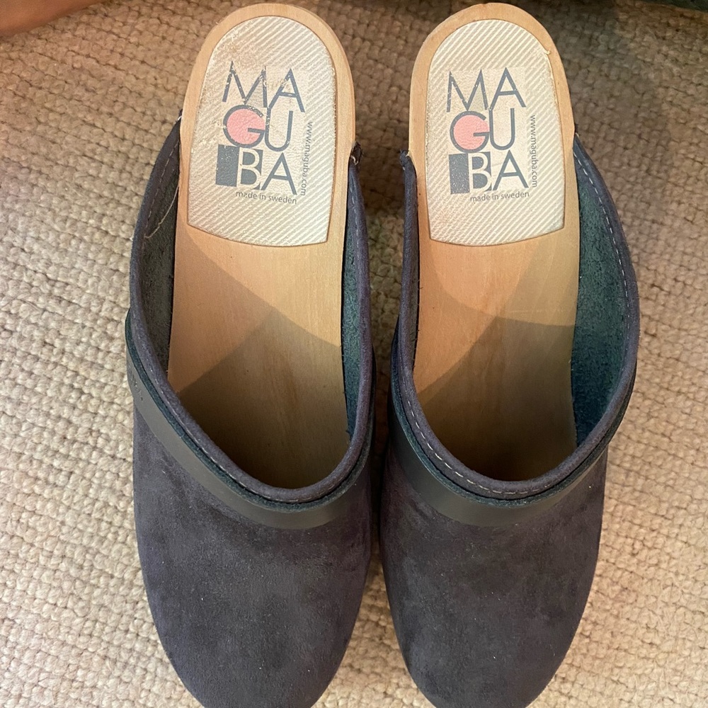 Maguba Women's Gray Suede Clogs